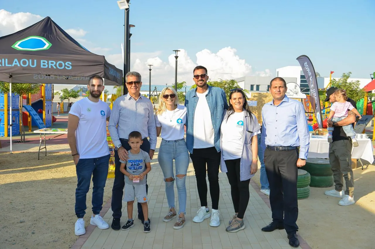 Η ομάδα του Angels Hope με φίλους και συνεργάτες στην εκδήλωση «Ένα γράμμα για τον Γιαννάκη»